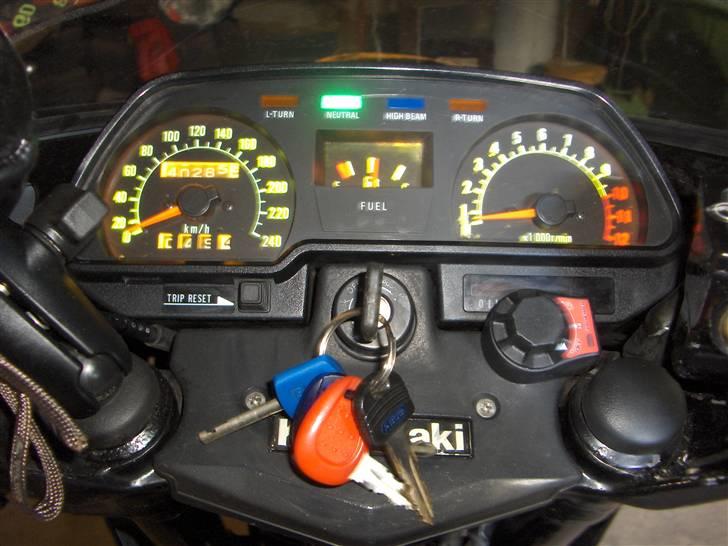 Kawasaki GpZ 550  *TIL SALG* - Instrumentering set i mørke billede 13