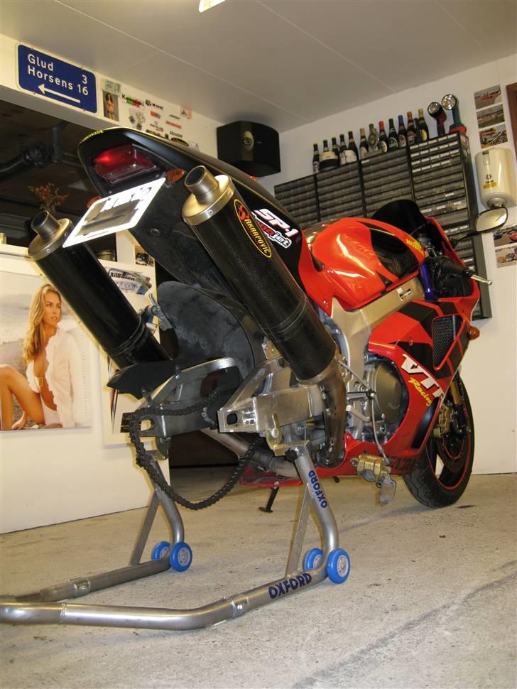 Honda VTR 1000 SP1 - Min rødhåret pige, hun er dyr i gummi  :+) billede 1