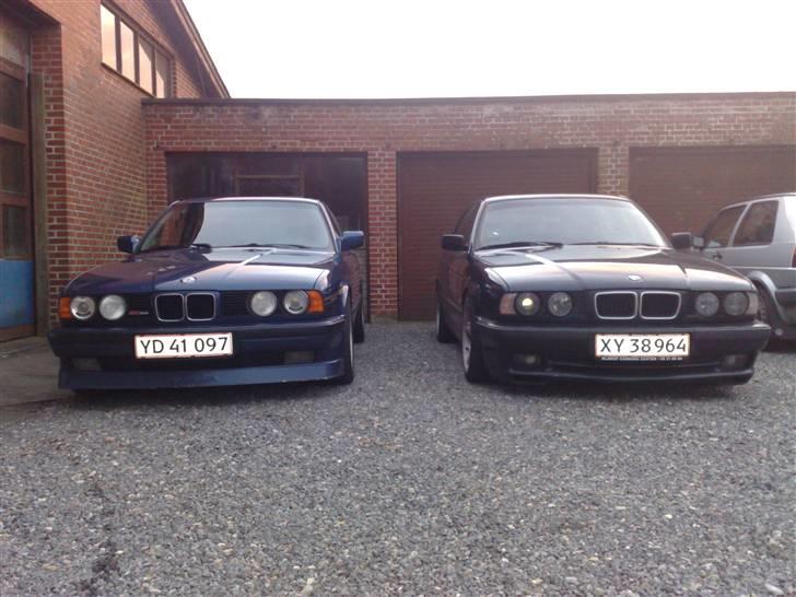 Honda cbr900rr fireblade solgt - min alpina til venstre og søsters 525i billede 7