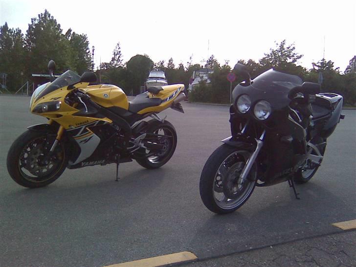 Suzuki GSX-R 400R  #DØD# - ja det er så min 45 knallert ved siden af min svends bambus raket! og den er bare sprød billede 13