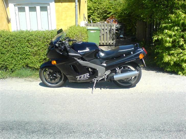 Kawasaki ZZ-R 1100 - ja så posere hun lige fra den anden side billede 3