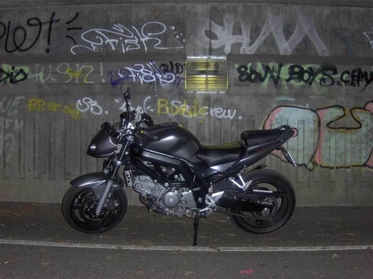 Suzuki SV650AK7 - solgt - Nu som "Bad boy" billede 11