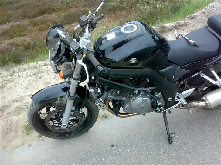 Suzuki Sv 1000N k7 - ja det skulle jo ske,, var nede og bide i støvet... :(  billede 11