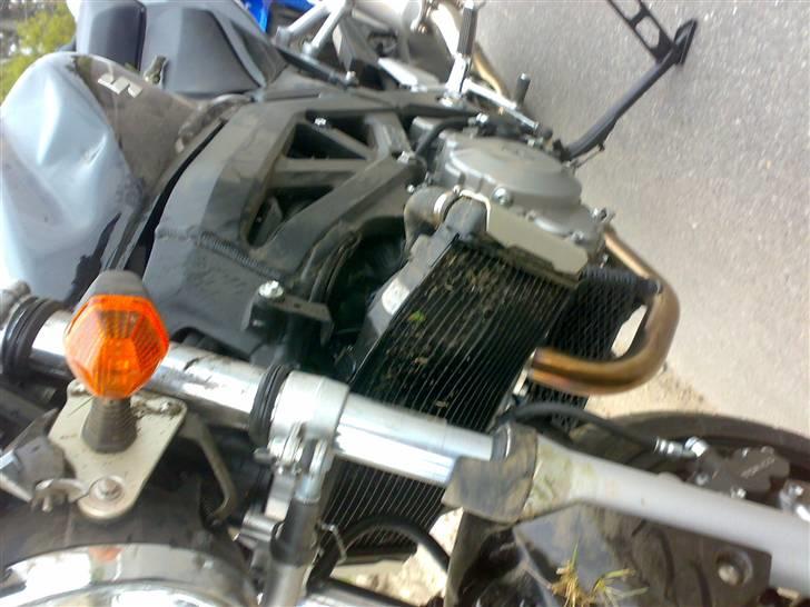 Suzuki Sv 1000N k7 - ja det skulle jo ske,, var nede og bide i støvet... :(  billede 12