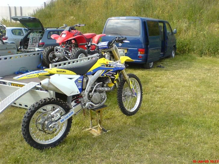 Suzuki RM-Z 250F- SOLGT! - Mig og min far på banen med vores store trailer og transen:P billede 8