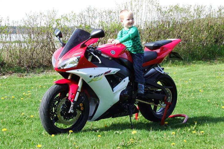 Yamaha YZF R1 - Min søsters dreng Nicklas.. Han skal nok blive stor en gang:-) billede 16