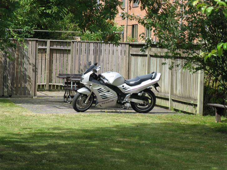 Suzuki RF 900 R billede 17