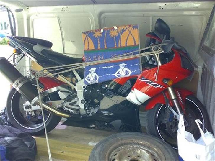 Yamaha yzf R1 Solgt - Pakket ind bag i en hiace, på vej hjem fra tysken billede 7
