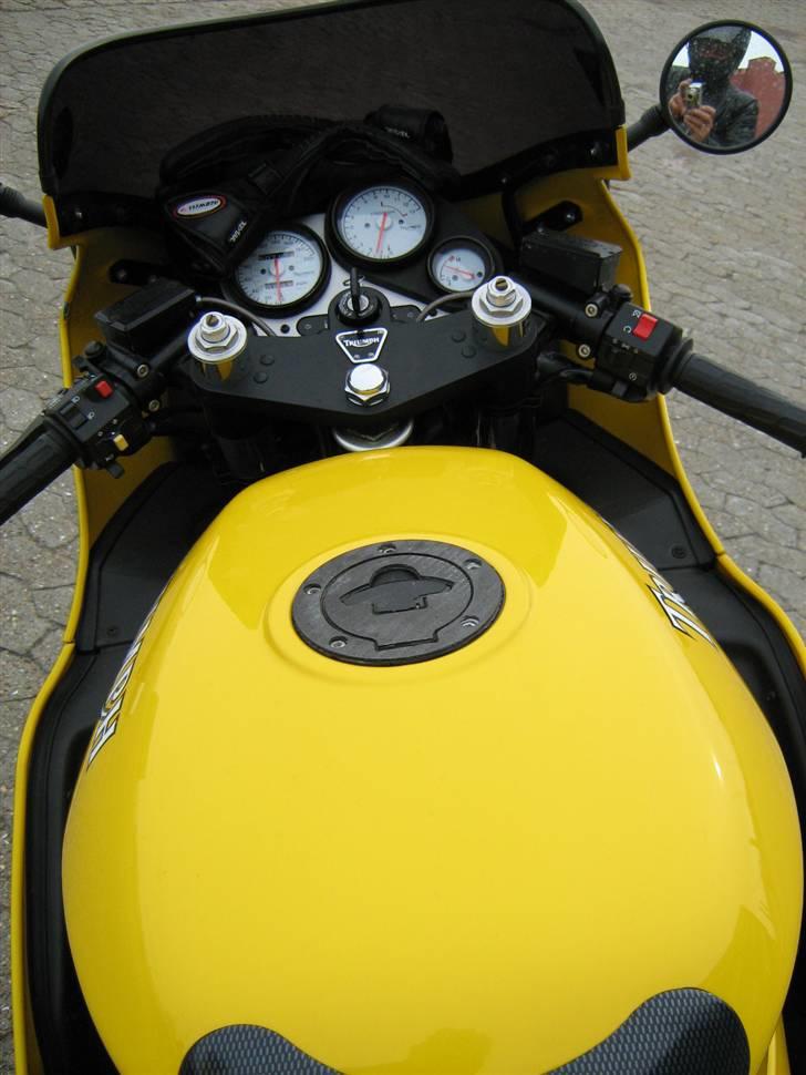 Triumph Daytona 1200 - En lille detalje i højre sidespejl :) billede 3