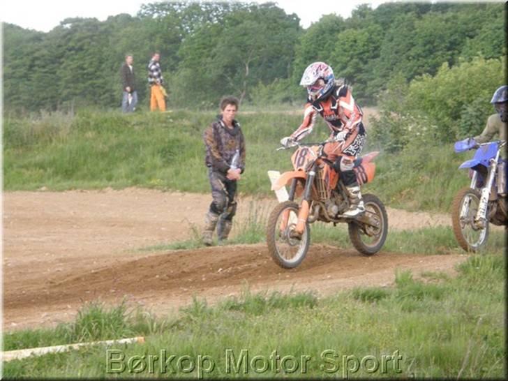 Honda CR 125 R (Solgt) - 80´eren igen, hvor jeg ligger lige bag en ktm, som jeg havde været foran næsten hele løbet. billede 20