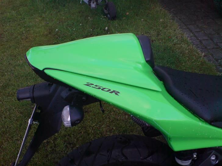 Kawasaki Ninja 250R *SOLGT* - Så er der monteret seat cover..  billede 11