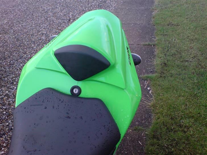 Kawasaki Ninja 250R *SOLGT* - Så er der monteret seat cover..  billede 13