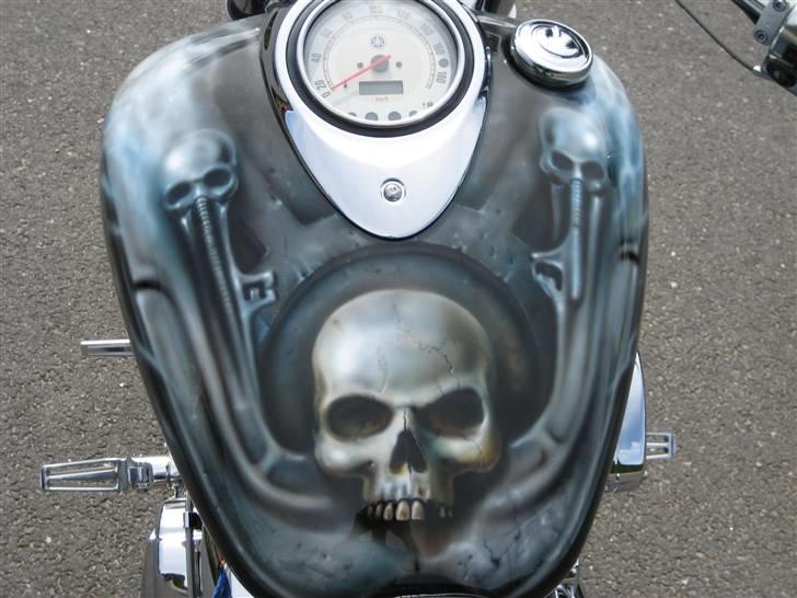 Yamaha XVS 1100 - Nogle af de mange detajler i lakeringen billede 2