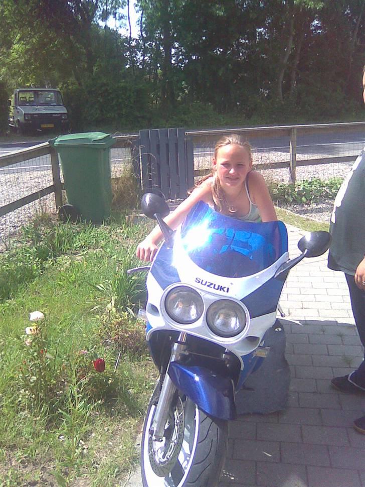 Suzuki gsxr 750 ER SOLGT - min datter på kværn.. fars øldunk kan også lige ses billede 1