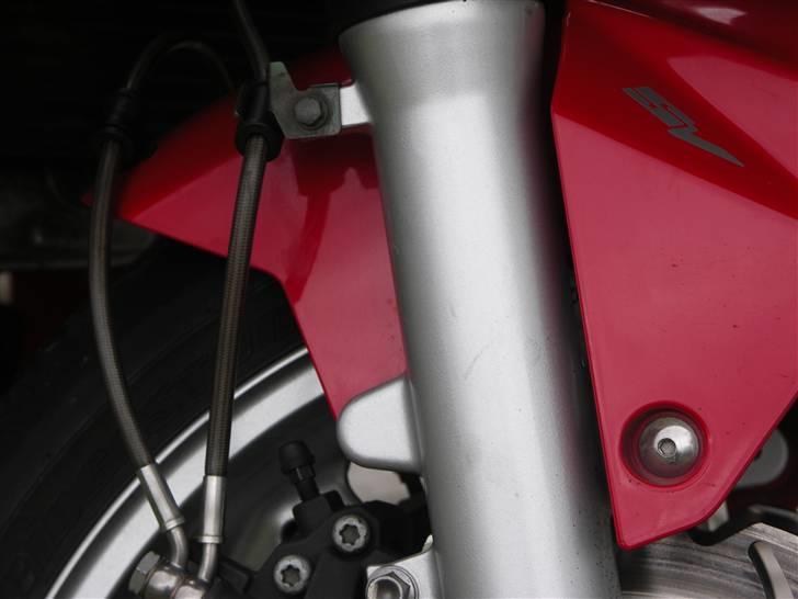 Suzuki  "SOLGT" SV1000S - Stålarmeret bremse slanger monteret i vinter pausen 2009 billede 5