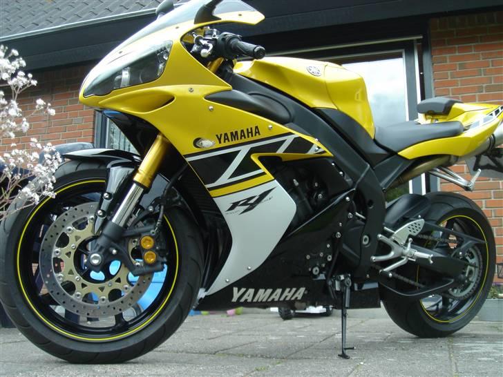 Yamaha R1 billede 1