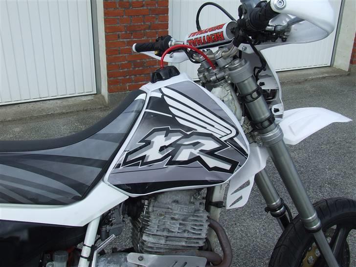 Honda XR 600 R SM - SOLGT - - Nu med nyt tankcover i læder. mums billede 10