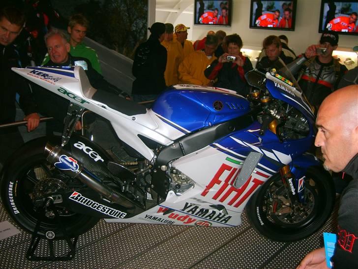 Suzuki GSX-R 1000 - Valentino Rossi`s Moto Gp Racer. Fed farve og udstøding:) billede 10