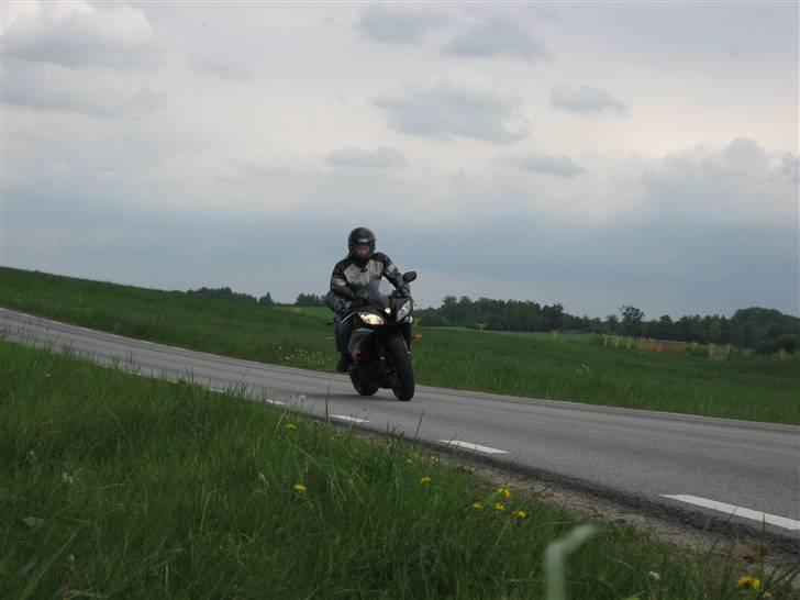 Yamaha yzf r6 - på de små snoede veje omkring Sturup lufthavn... billede 10