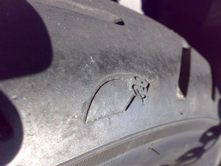 Kawasaki Z 650 - Giftslangen indgraveret for hver 1/4 omgang i begge sider, fed detalje... billede 6