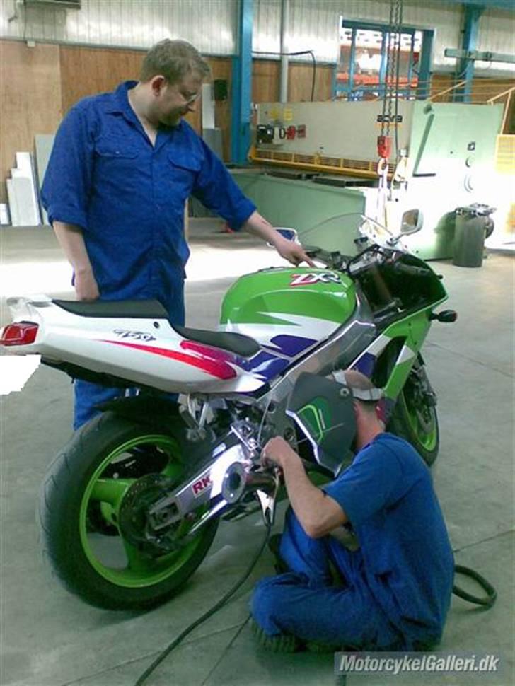 Kawasaki zxr 750 solgt - mekanikker teamét i gang med at montere ny sportspotte ;-) det blev godt billede 15