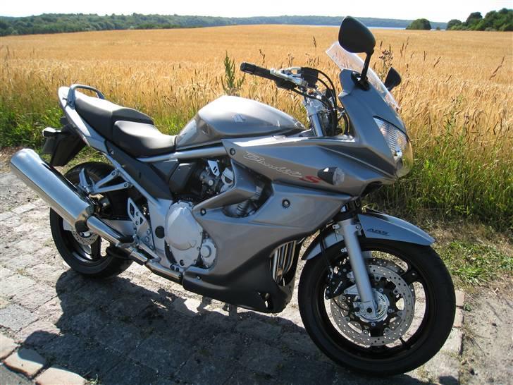 Suzuki GSF 650 Bandit - Fuldkåben fuldender ligesom cyklen... billede 2