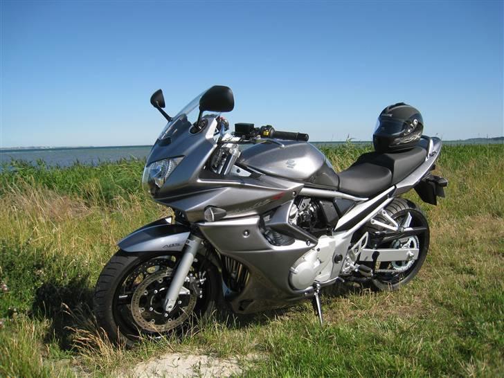 Suzuki GSF 650 Bandit - Min matchende hjelm (Shark RSX) pynter også ;o) billede 3
