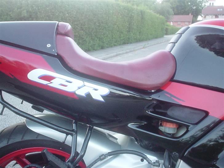 Honda CBR 600 F2 PC25 - Sædet er ikke særlig kønt, og det skal ombetrækkes til vinter. Jeg regner med at det skal være sort billede 6