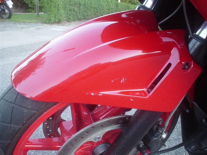 Honda CBR 600 F2 PC25 - Forskærmen har også nogle enkelte skrammer. Den skal afmonteres til vinter og omlakeres. billede 8