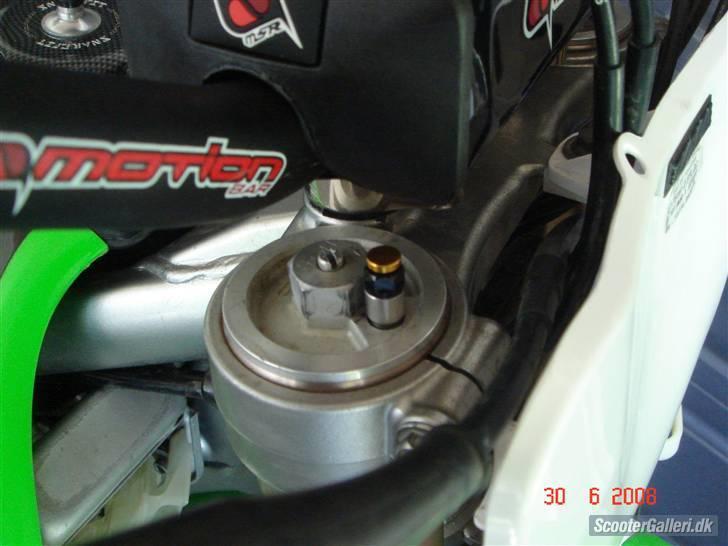 Kawasaki KX250 - Knapper som udlufter forgaflen. billede 6