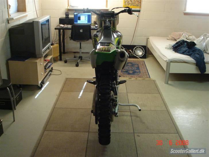 Kawasaki KX250 - Det er bare bagskærmen der er skæv. Ikke stellet. billede 10