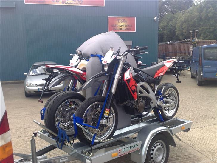 Aprilia SXV  550 Motard - På traliren, i england.. lige før afgang billede 7