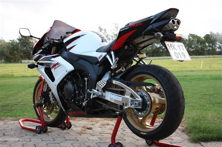 Honda CBR 1000RR Tricolor - taget hjemme og nu med nyt kåbeglas og fælge klister billede 9