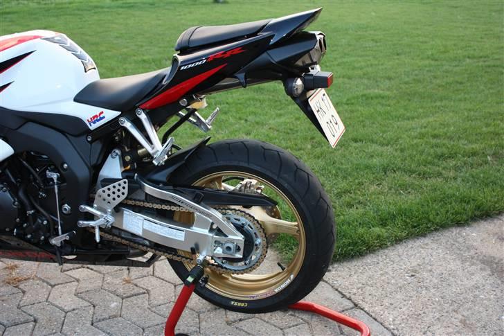 Honda CBR 1000RR Tricolor - taget hjemme og nu med nyt kåbeglas og fælge klister billede 10