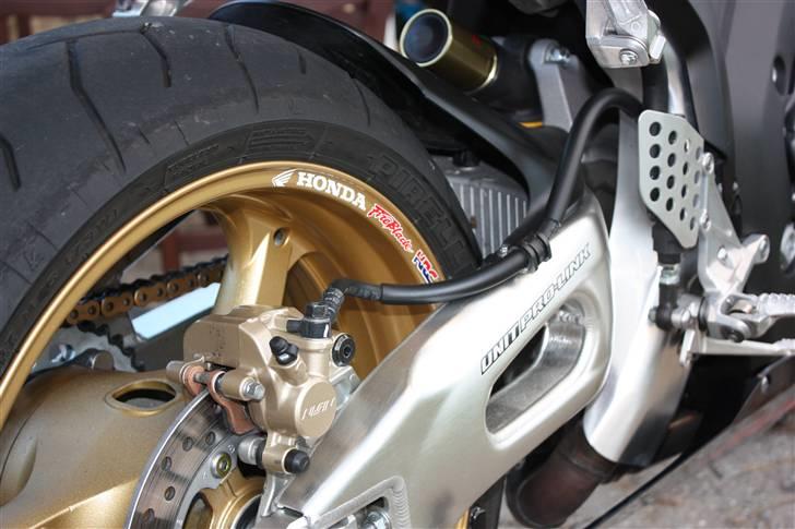 Honda CBR 1000RR Tricolor - taget hjemme og nu med nyt kåbeglas og fælge klister billede 13