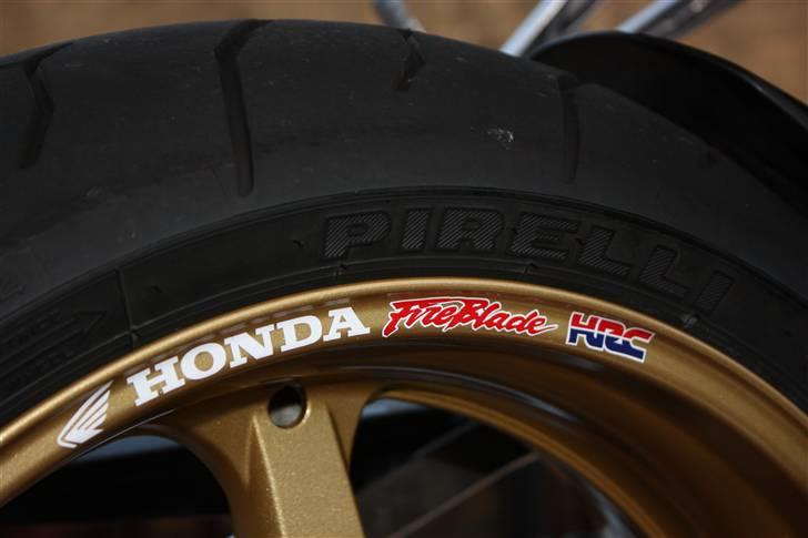 Honda CBR 1000RR Tricolor - taget hjemme og nu med nyt kåbeglas og fælge klister billede 14