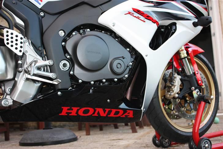 Honda CBR 1000RR Tricolor - taget hjemme billede 15