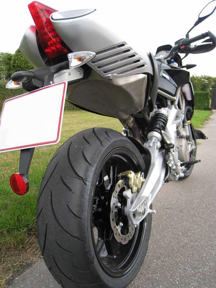 Aprilia SMV 750 Dorsoduro - SOLGT - Der kommer god lyd ud af dem her billede 3