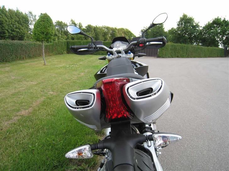 Aprilia SMV 750 Dorsoduro - SOLGT - Der har nu aldrig været noget i vejen med en god røv billede 9