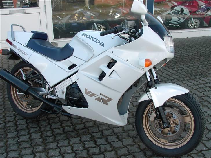 Honda VFR 750 f RC24 *SOLGT* billede 1