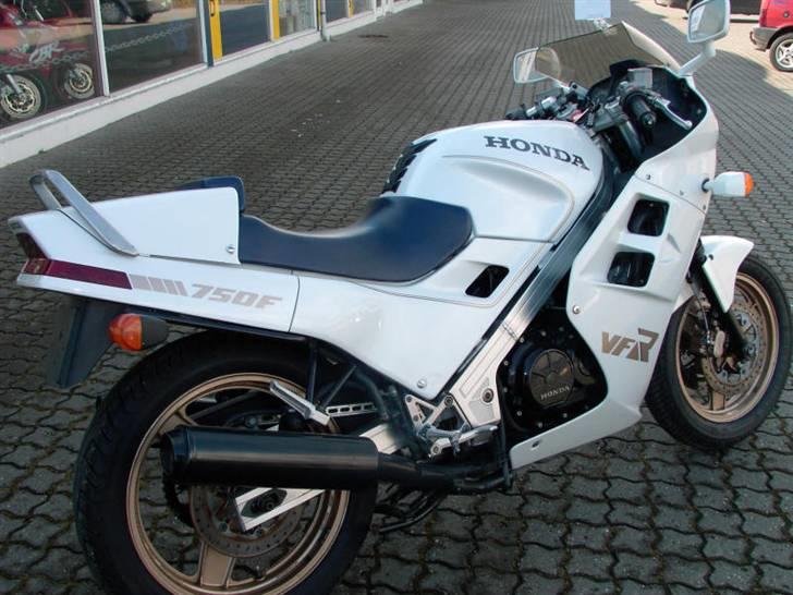 Honda VFR 750 f RC24 *SOLGT* billede 2