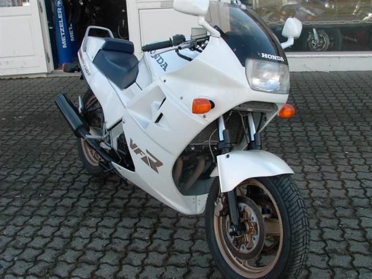 Honda VFR 750 f RC24 *SOLGT* billede 3