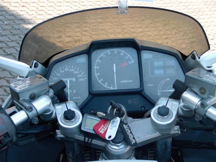 Honda VFR 750 f RC24 *SOLGT* billede 4