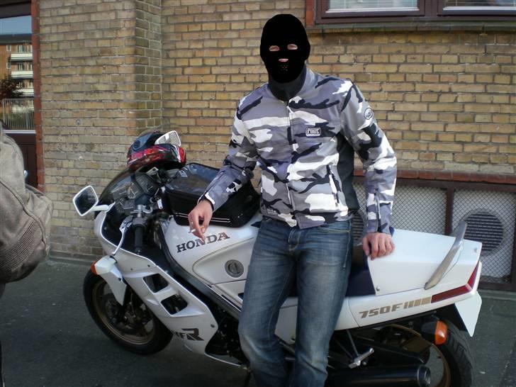 Honda VFR 750 f RC24 *SOLGT* billede 5