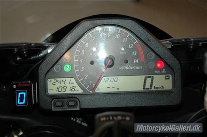 Honda CBR1000RR  - Så er der monteret alarm, gps og gearindikator. billede 12