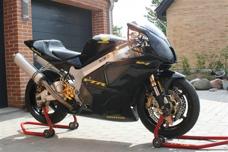 Honda VTR1000SP2 - Så er vi godt på vej til at det ligner noget.. billede 1