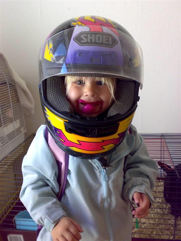 Kawasaki Z 650 - Min Datter Emilie på 2 har allerede sat sig på min gamle SHOEI  hehe..... billede 15