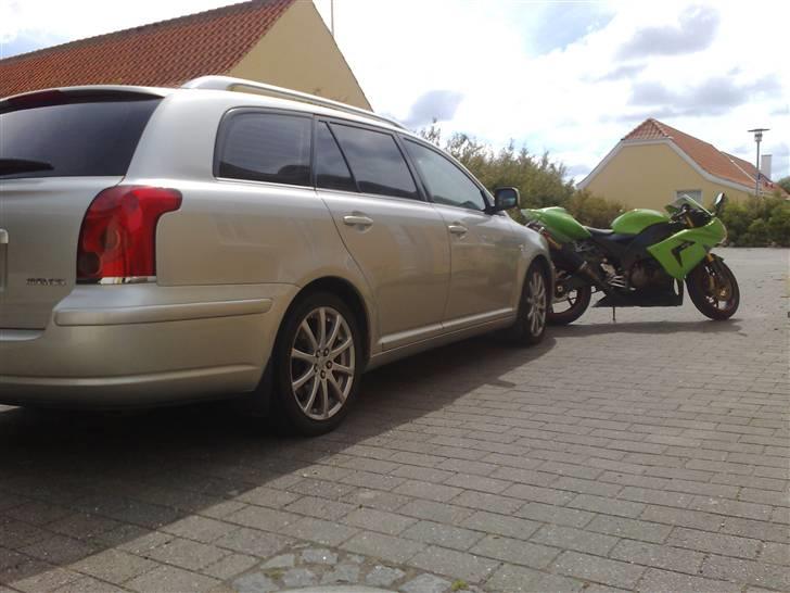 Kawasaki ZX10R - Hvem siger man ik kan ha´ en ZX10R og en st.car ?? Kæresten vil gerne sælge den ene´ gæt selv hvad hahaha. billede 16