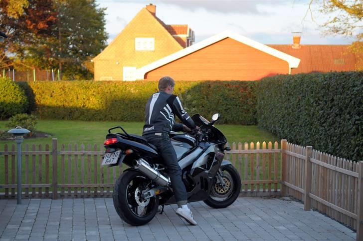 Kawasaki ZX9R *SOLGT* - fumler jo lige lidt til at starte med :D billede 9