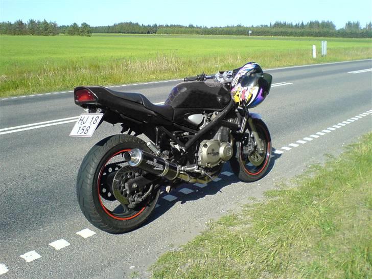 Suzuki GSF 400 Bandit (Solgt) - Sådan skulle den have været malet, hvis jeg ikke var blev SNYDT af "søren-vinderup- J" aka paintsyling.dk, som aldrig sendte malingen! billede 10